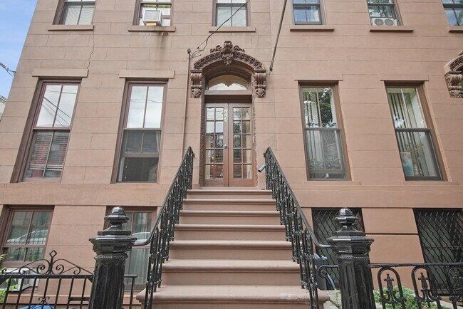 Building Photo - 224 8th St