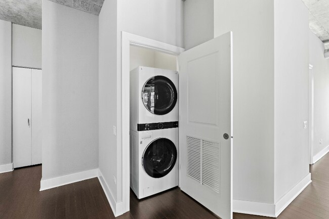 Building Photo - 885 S Clark St