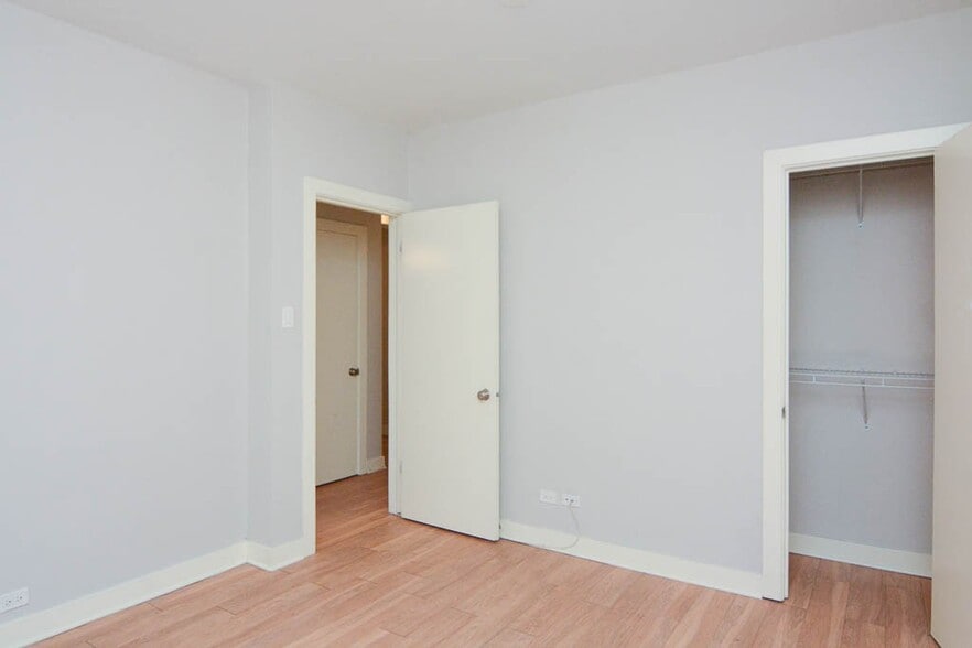 Building Photo - 511 W Belmont Ave
