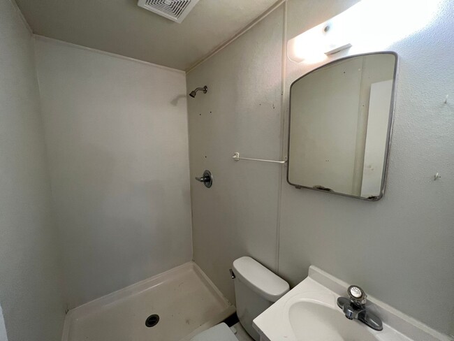 Building Photo - 2-3 Bedroom 1 Bath House with Washer and D...