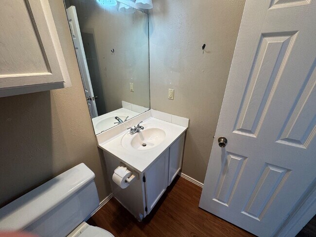 Building Photo - 2-Bed, 2-Bath, 1-Car Garage - Walking Dist...