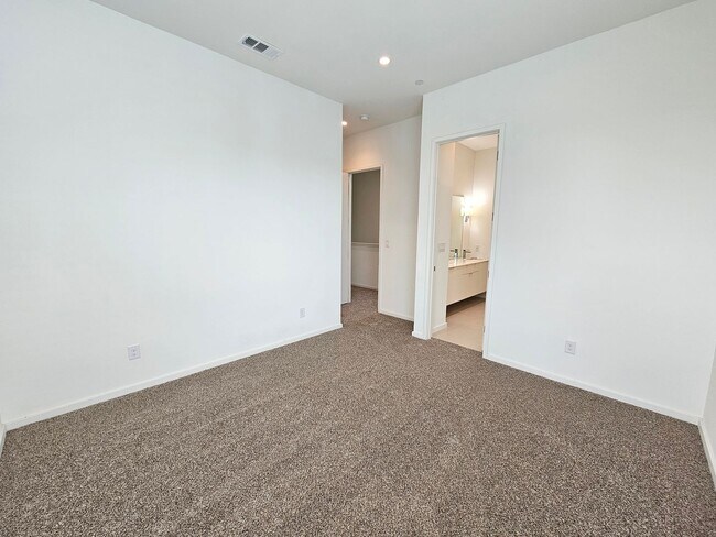 Building Photo - Minutes from Downtown, Uptown, Henderson, ...