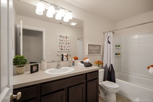 Building Photo - Gorgeous 4 Bed 3 Bath Home Built in 2019!