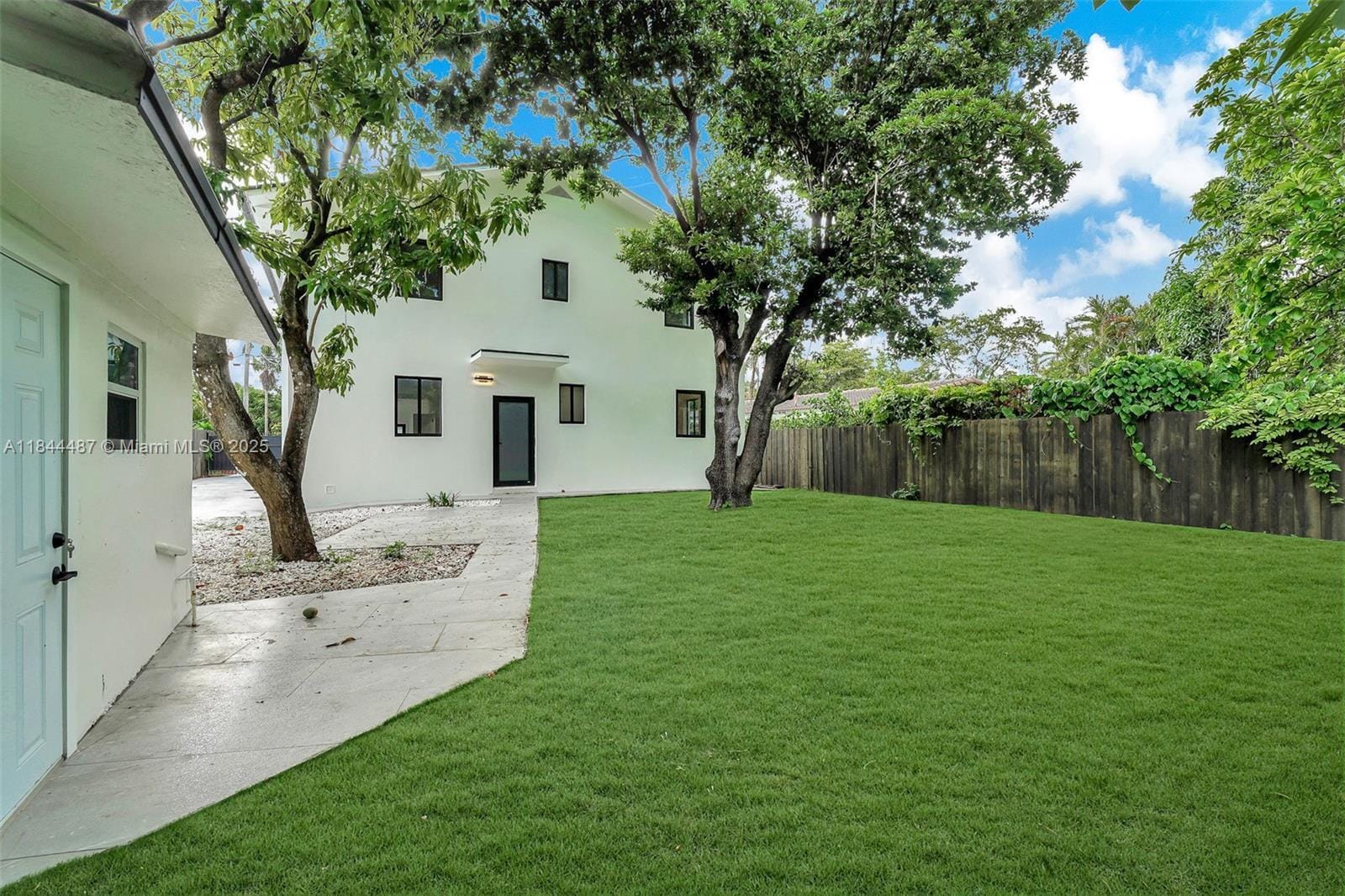 Building Photo - 972 SW 44th Ave