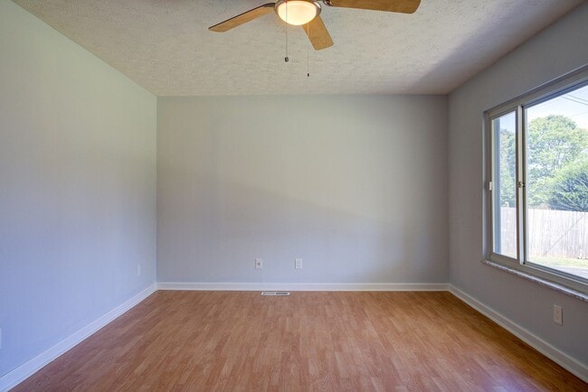 Building Photo - Very nice 4 bed 3 and a half bath home close to Boone Lake