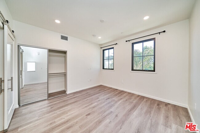 Building Photo - 951 S Wilton Pl