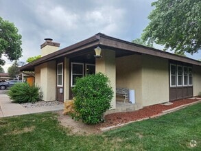 Building Photo - !!NEW PRICE DROP!! Massive 5 Bedroom Townh...