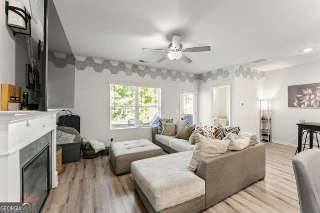 Building Photo - 1840 Fabian Wy SW