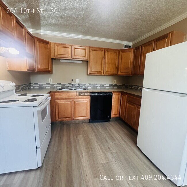 Building Photo - 204 N 10th St