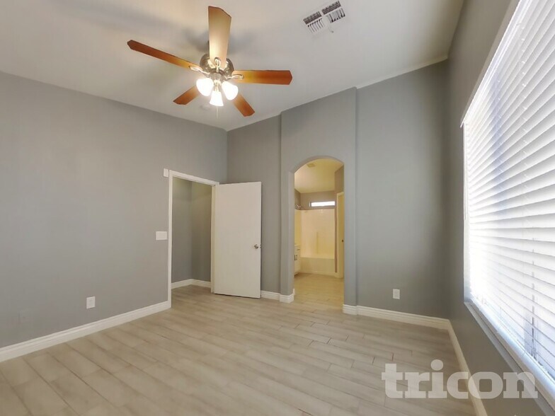 Building Photo - 8610 W Echo Ln