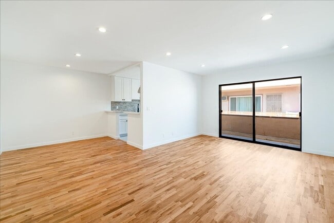 Primary Photo - 652 Hayworth Ave