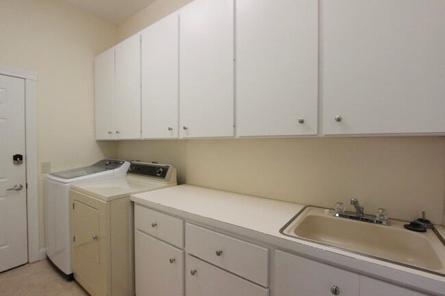 Building Photo - 240 Sussex Cir