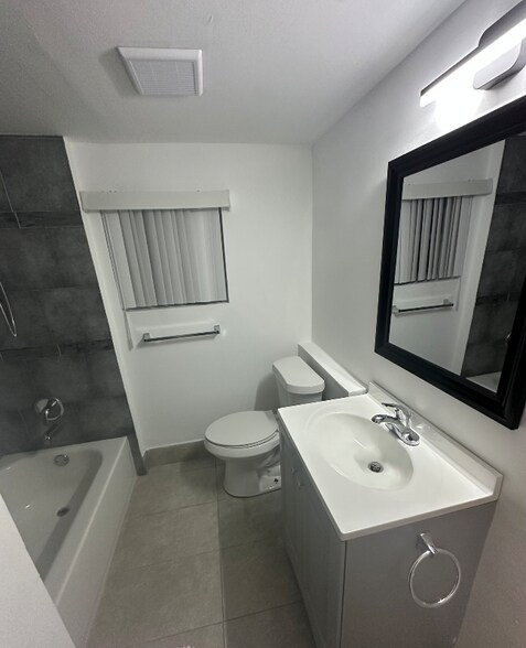 Building Photo - 731 SW 8th Ave