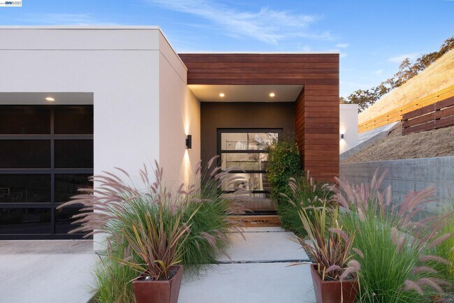 Building Photo - 297 Las Quebradas