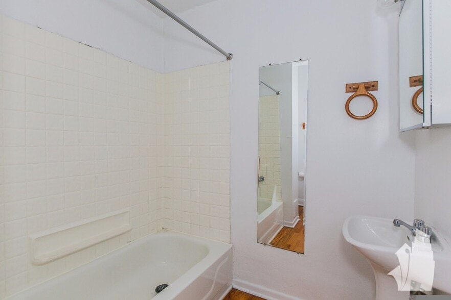 Building Photo - 2318 N Southport Ave