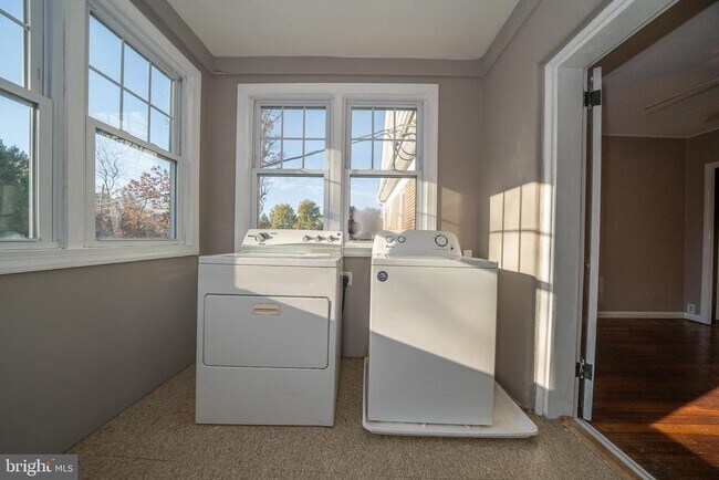 Building Photo - 709 E 20th St