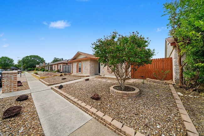 Building Photo - Charming 3-bed, 2-bath home in Universal C...