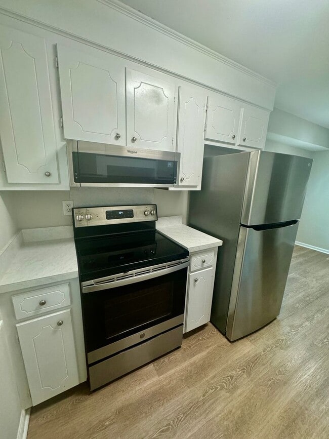 Building Photo - Charming three bedroom, two bathroom home in North Charleston!