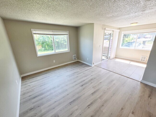 Building Photo - Luminous & Spacious apartments with Private Balcony in Tacoma