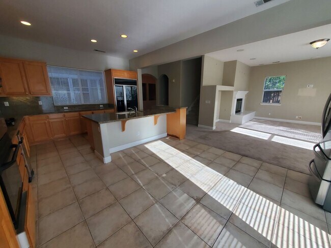 Building Photo - STUNNING SPACIOUS 5 BEDROOM HOME IN CONCOR...