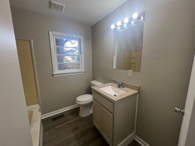 Building Photo - 3 bedroom 1 bathroom single level home