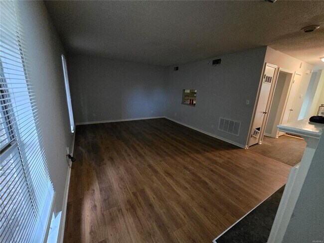 Building Photo - Charming 3-Bed, 2-Bath Townhouse in the He...