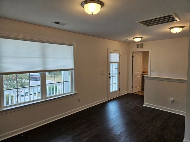 Building Photo - Beautiful unfurnished 3 bed 2.5 bath home ...