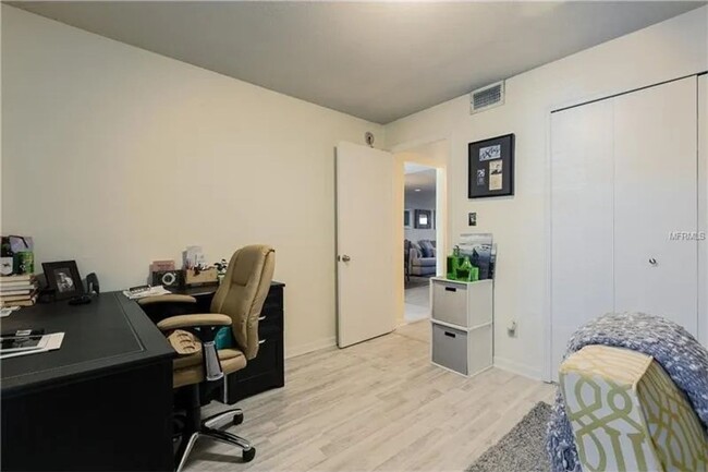 Building Photo - 2 Bedroom 1.5 Bath Urban Retreat Near the ...