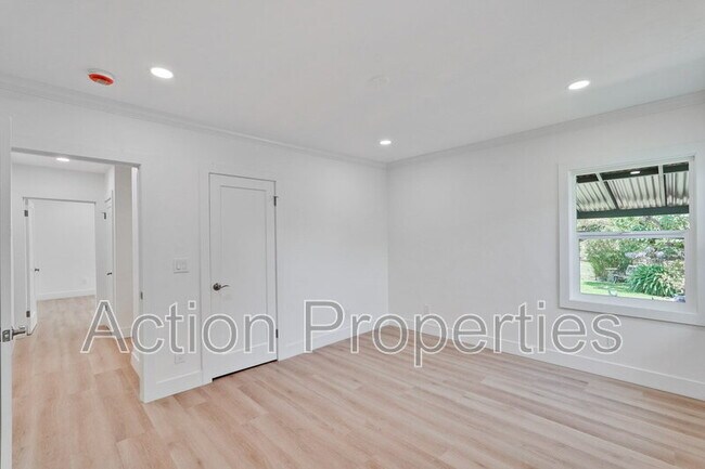 Building Photo - 207 Haight St
