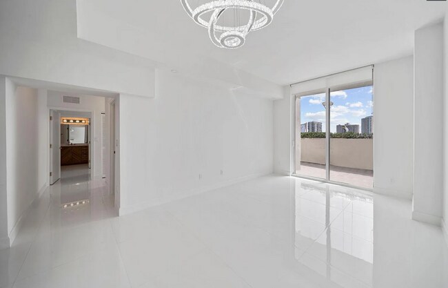 Building Photo - Breathtaking City Views from This Nordica ...