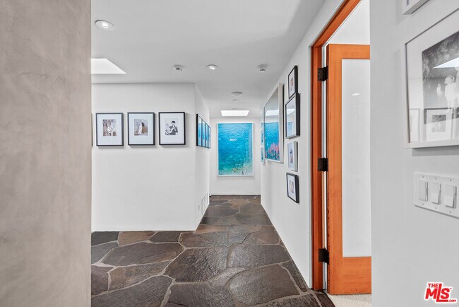 Building Photo - 4305 Clear Valley Dr