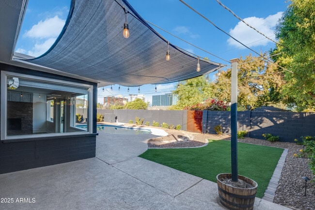 Building Photo - 2532 E Highland Ave