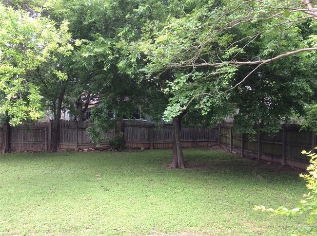 Building Photo - 2202 Quiet Wood Dr