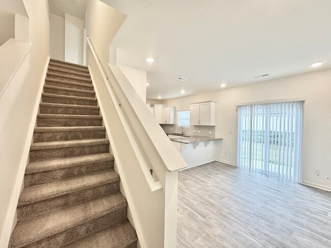 Building Photo - BEAUTIFUL 3BD/2.5BTH Townhome - Belmont - Ready Feb 6th