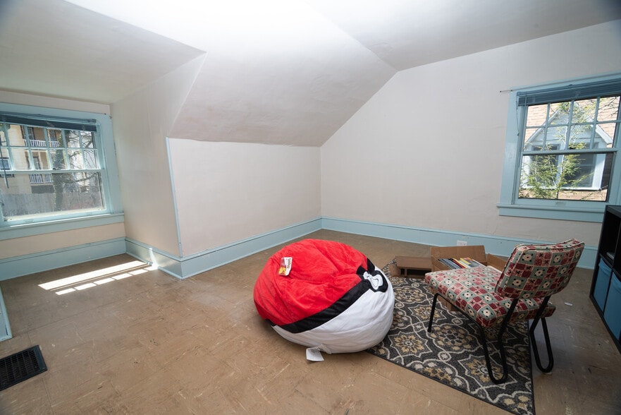 Building Photo - 308 E Linn St