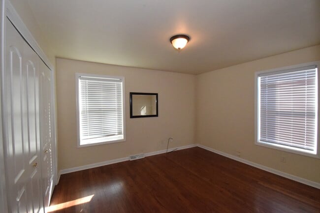 Building Photo - 477 W Spring St