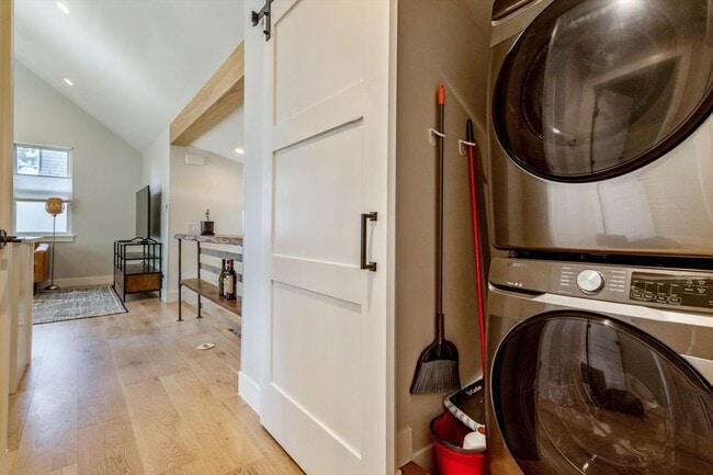 Building Photo - One Bedroom furnished ADU/apartment in The Highlands.