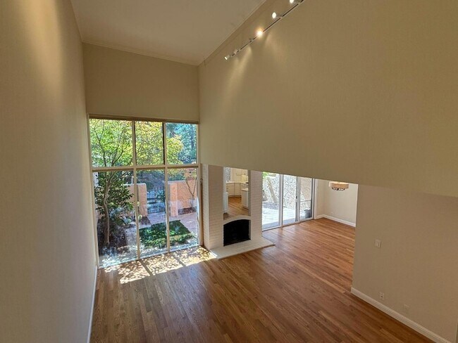 Building Photo - 285 Casitas Bulevar