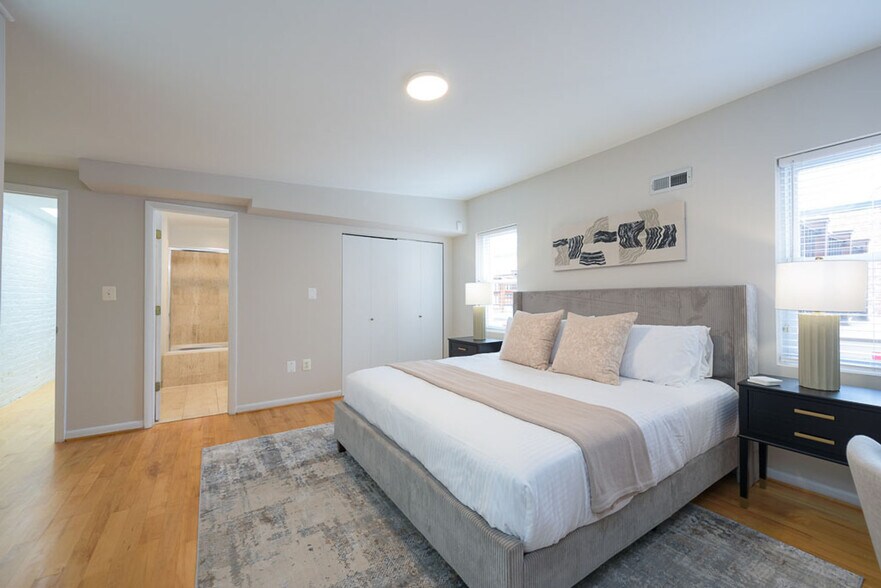 Building Photo - 1125 D St NE