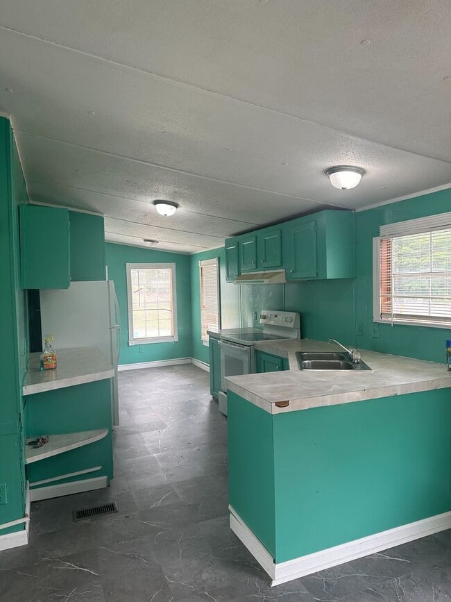 Building Photo - Section 8 Vouchers Apply Now! 3 bed/2 bath...