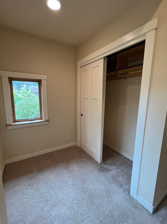 Building Photo - 3-Bedroom Condo in Cal Young