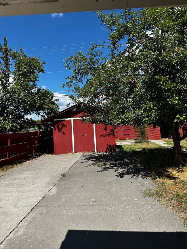 Building Photo - 3 Bedroom Home