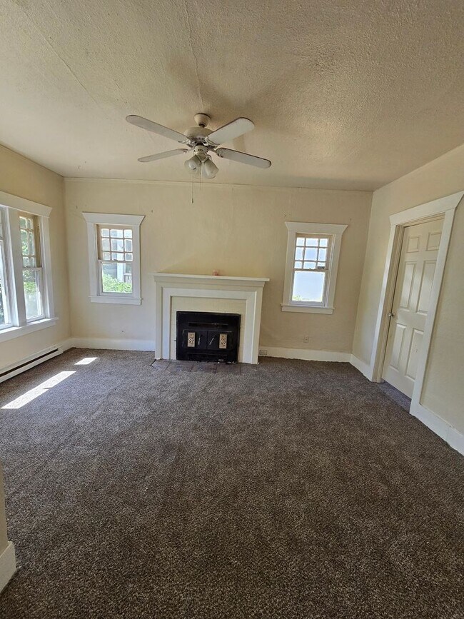 Building Photo - Centrally located 4 bedroom home