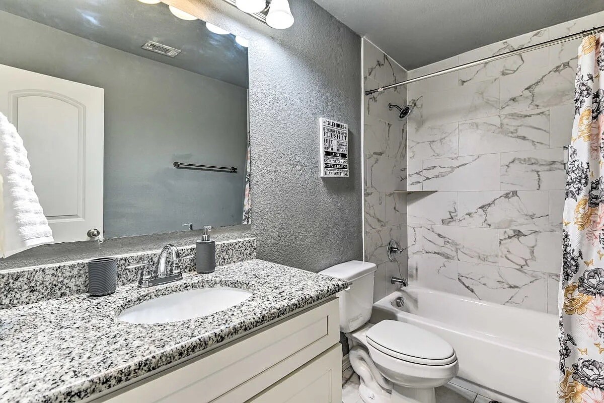 Building Photo - Room in House on Canyon Oaks Dr