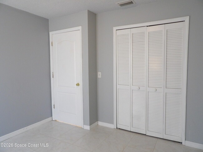 Building Photo - 1006 Locust Ave NW