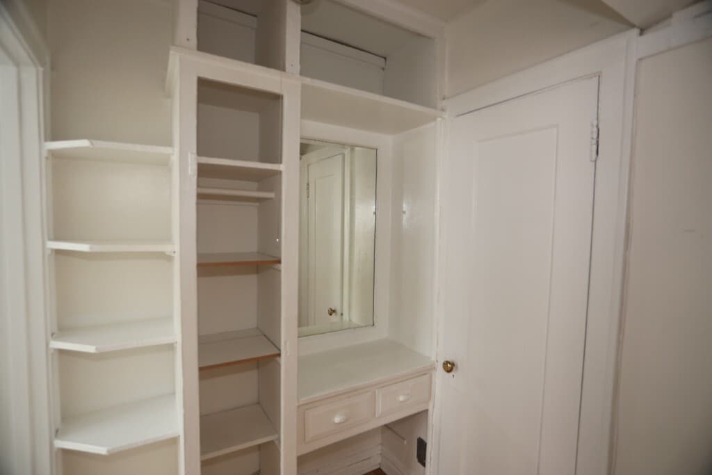 Building Photo - 433 W Roscoe St