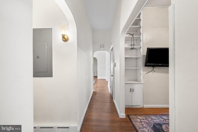 Building Photo - 7301 Chestnut Ave