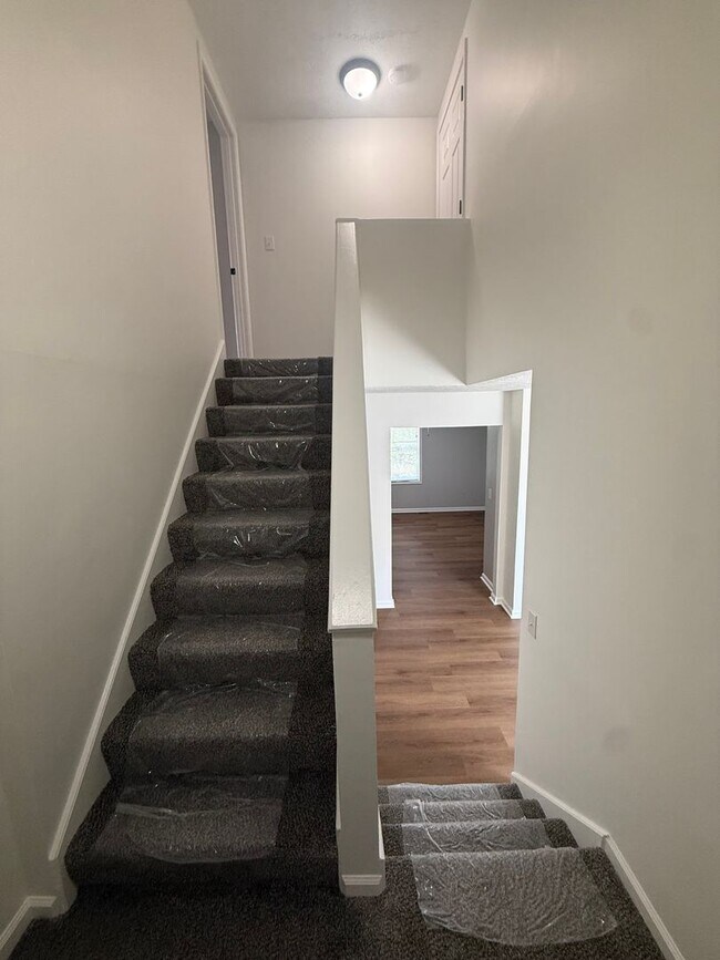 Building Photo - 449 Woodview Dr