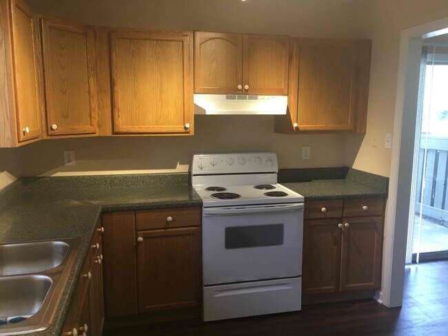 Building Photo - 14 The Cors