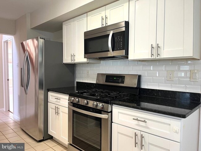 Building Photo - 40 Roxbury Ct